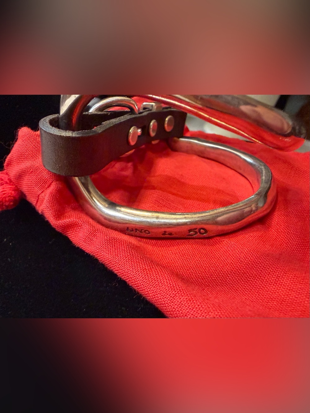 UNO de 50 Women’s Silver Metal Ring Buckle with Beown Leather Loop on Red Pouch